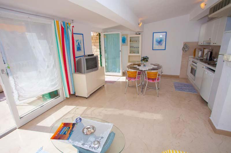 Jarak Apartma *